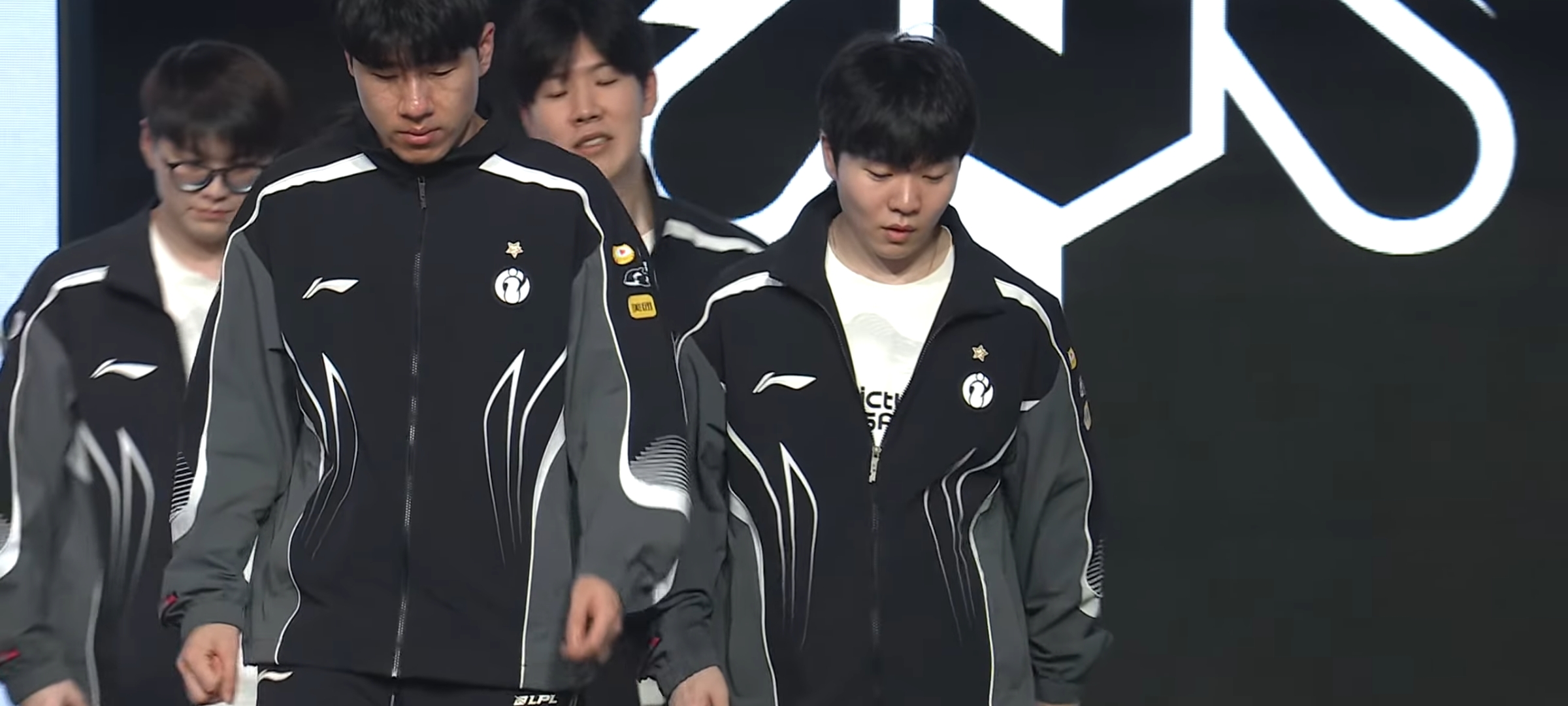 T1 elimina a Invictus Gaming y asegura su pase al escenario principal de Worlds 2025